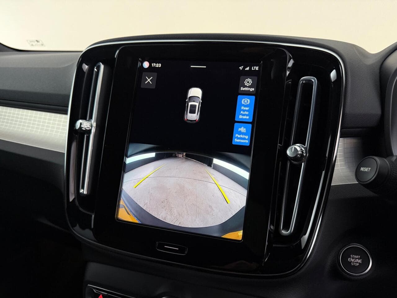 Volvo XC40 thumbnail Infotainment System
