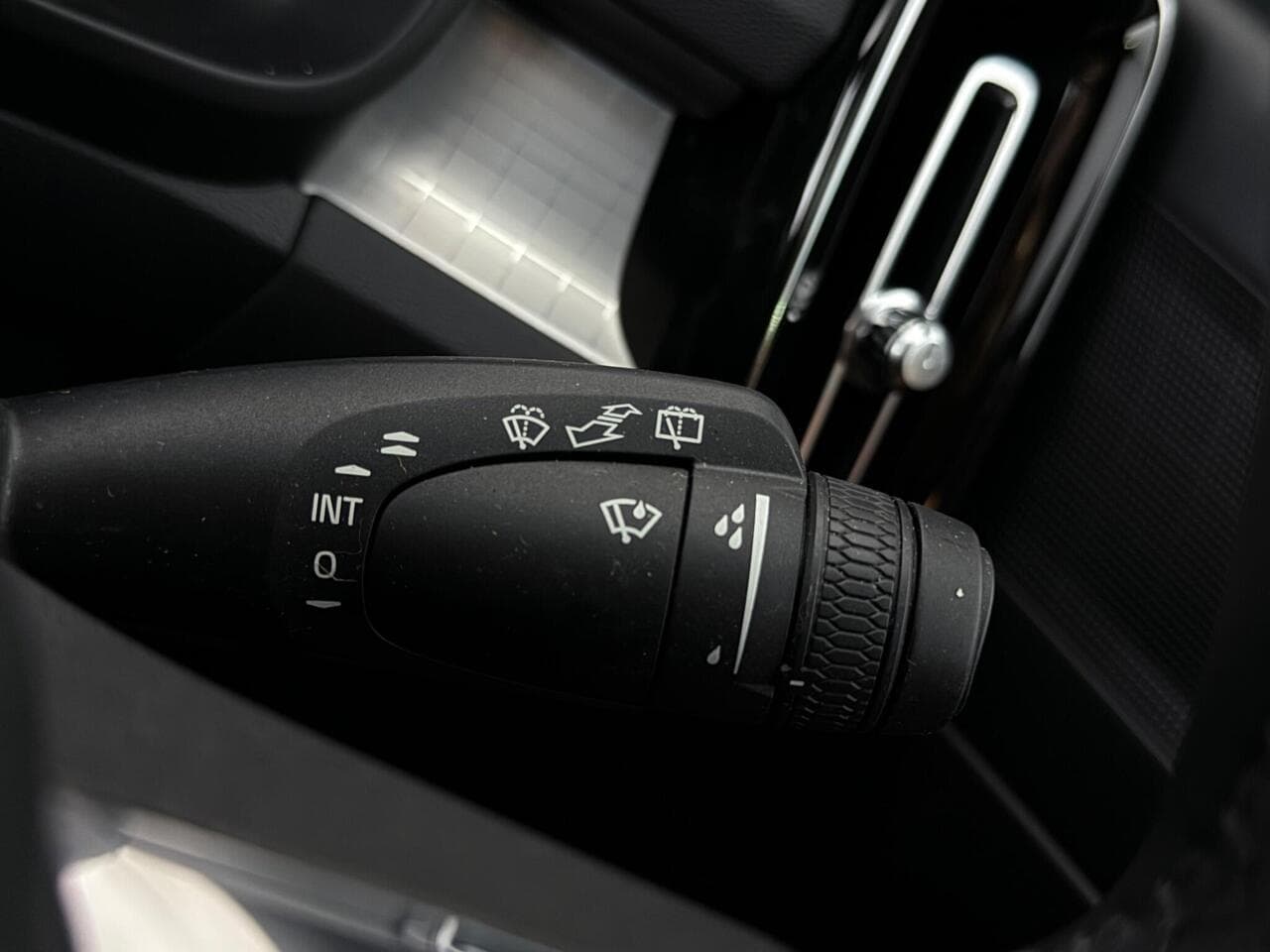 Volvo XC40 thumbnail Misc Controls
