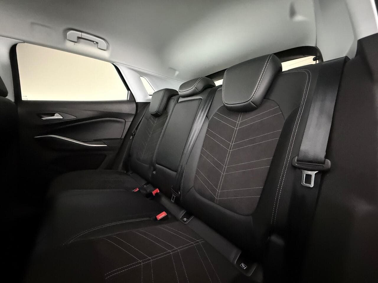 Vauxhall Grandland thumbnail Seats Rear