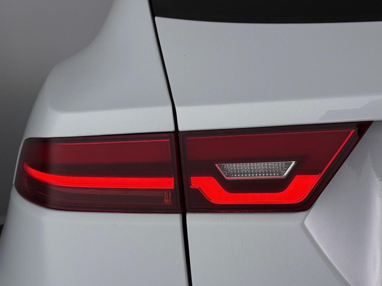 Jaguar E-PACE thumbnail Lights Rear