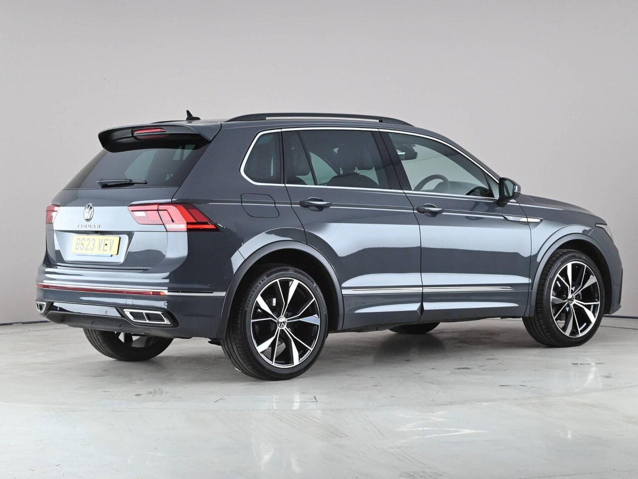 Volkswagen Tiguan thumbnail Rear Right