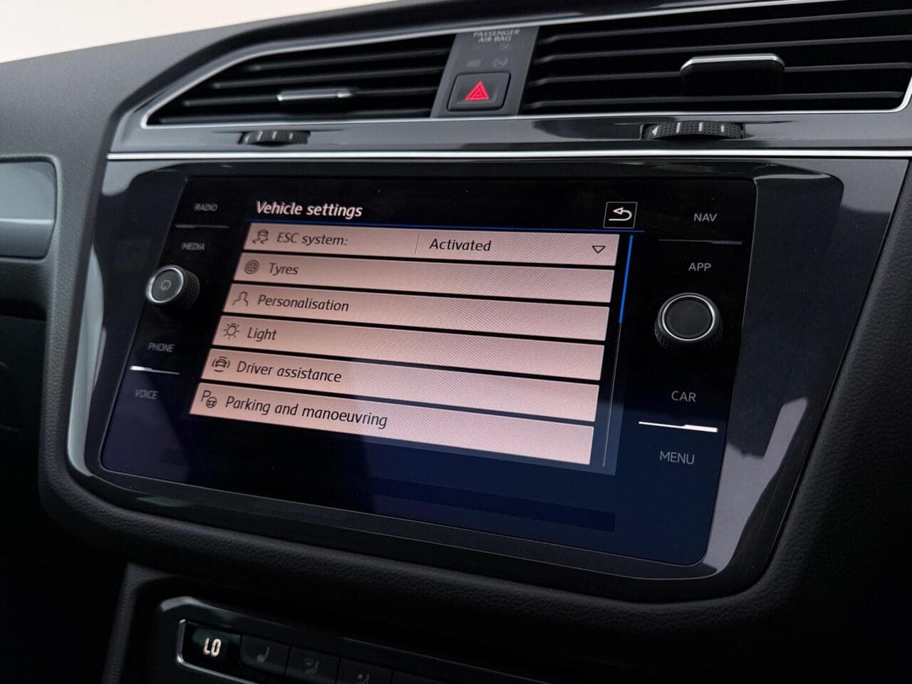 Volkswagen Tiguan thumbnail Infotainment System