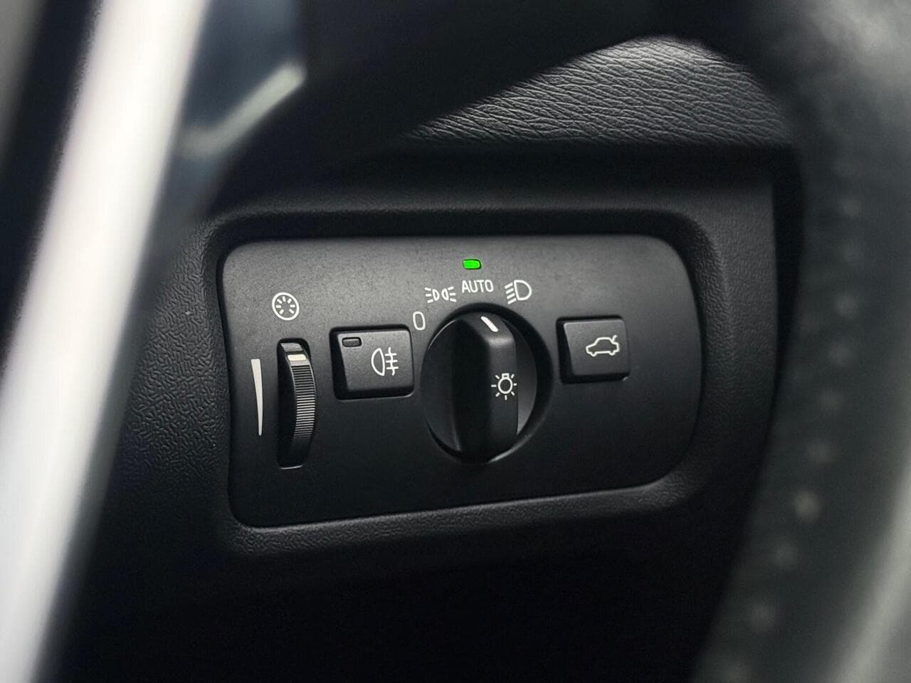 Volvo V40 thumbnail Misc Controls