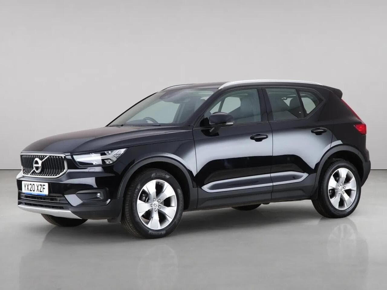 Volvo XC40 thumbnail Front Left