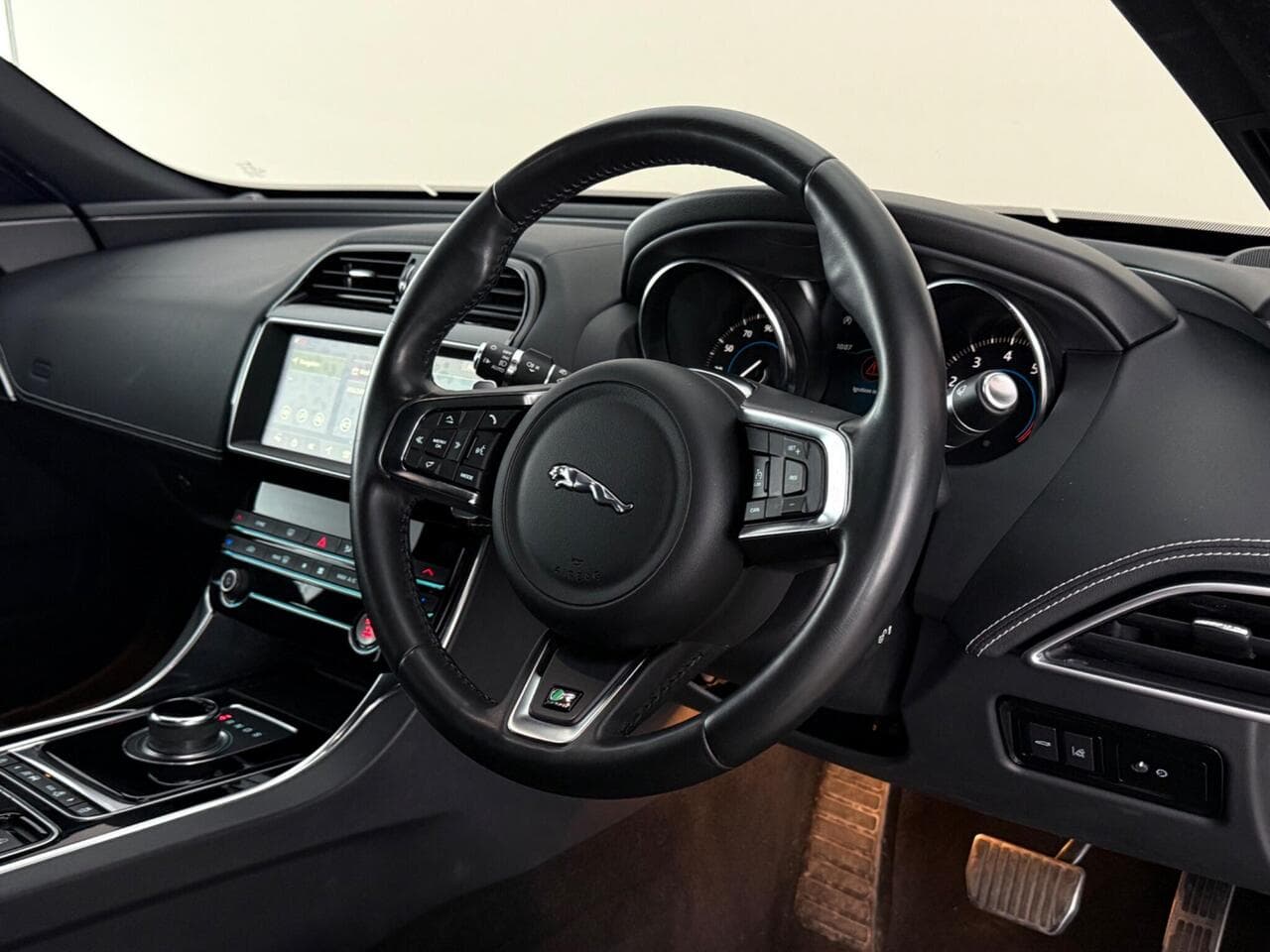 Jaguar XE thumbnail Steering Wheel