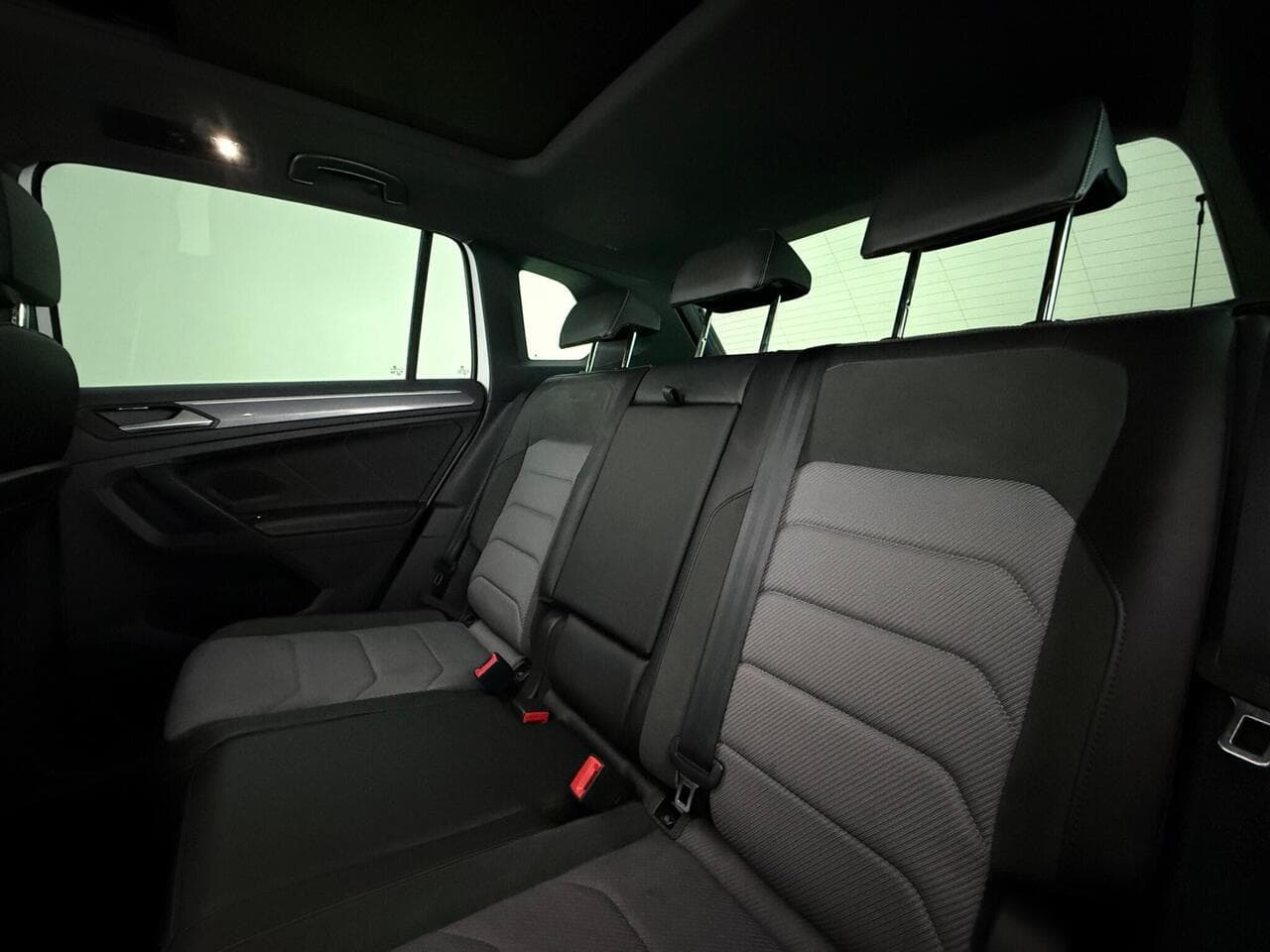 Volkswagen Tiguan thumbnail Seats Rear