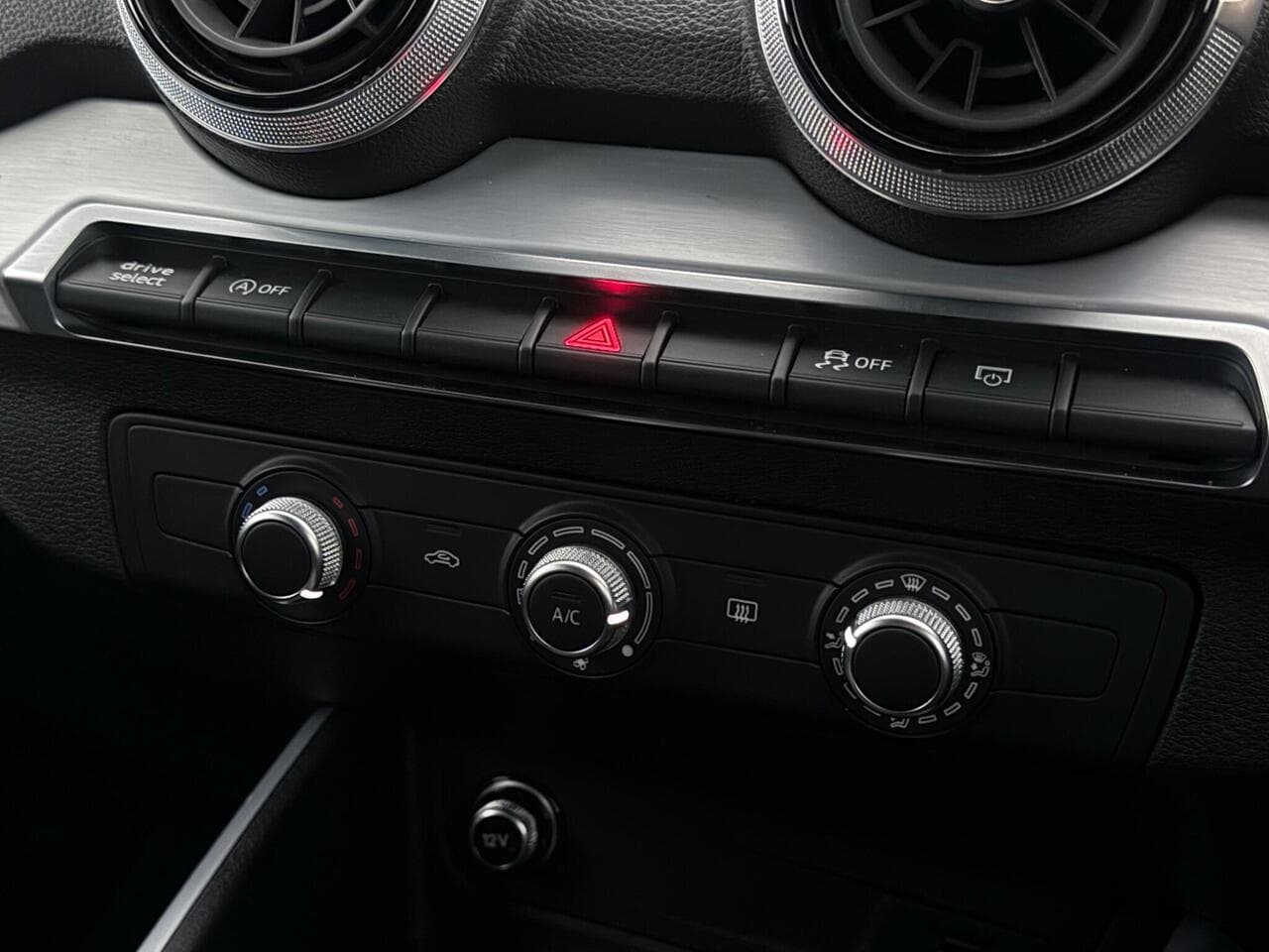 Audi Q2 thumbnail Misc Controls