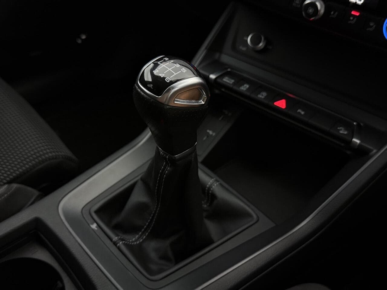 Audi Q3 thumbnail Interior Front