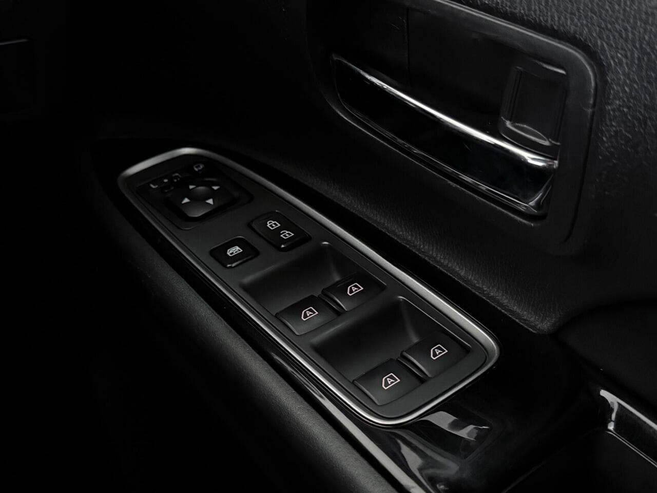 Mitsubishi Outlander thumbnail Misc Controls