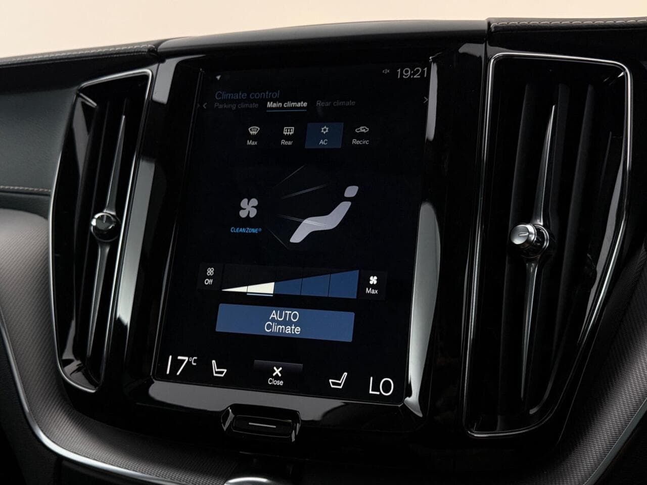 Volvo XC60 thumbnail Infotainment System