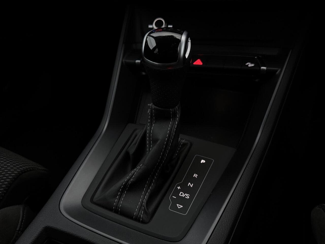 Audi Q3 thumbnail Interior Front