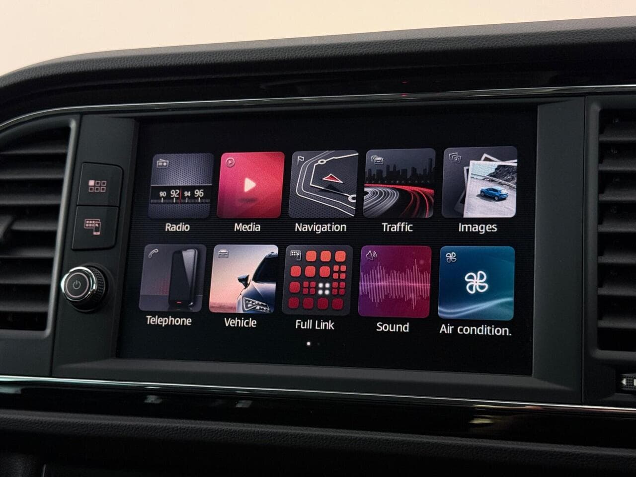 SEAT Leon thumbnail Infotainment System