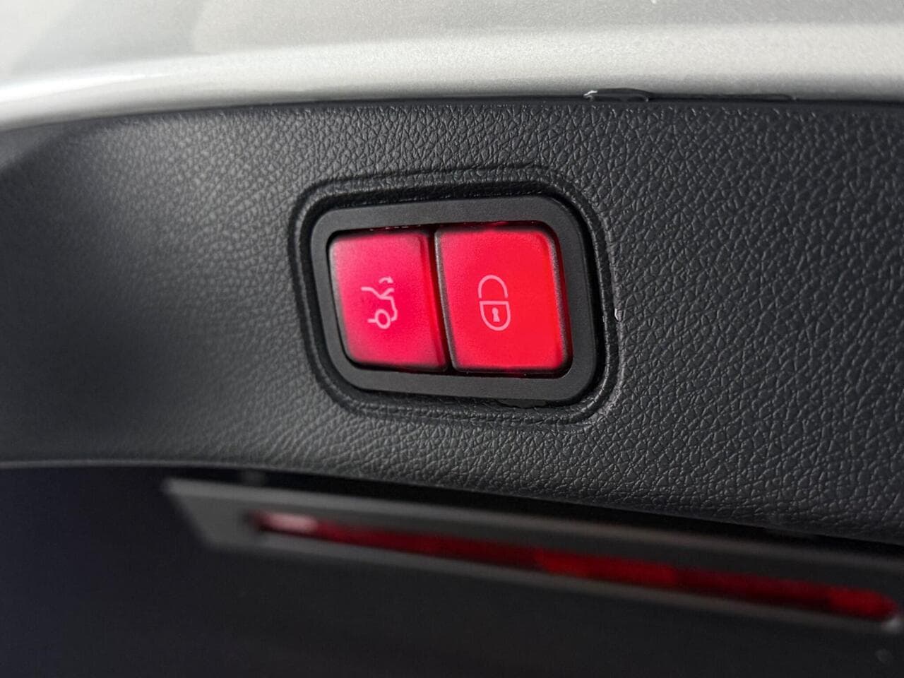 Mercedes-Benz E Class thumbnail Misc Controls