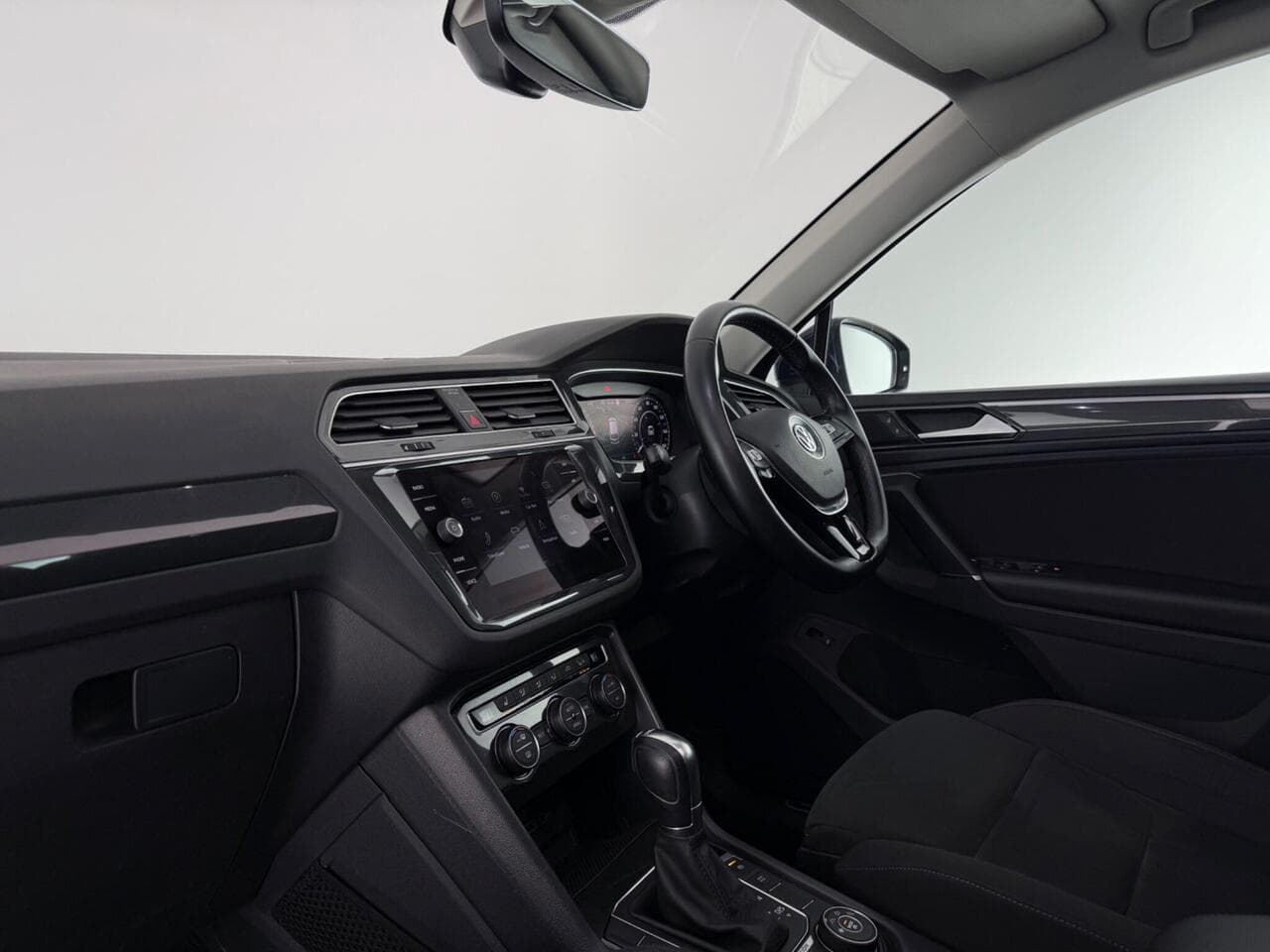 Volkswagen Tiguan thumbnail Interior Front
