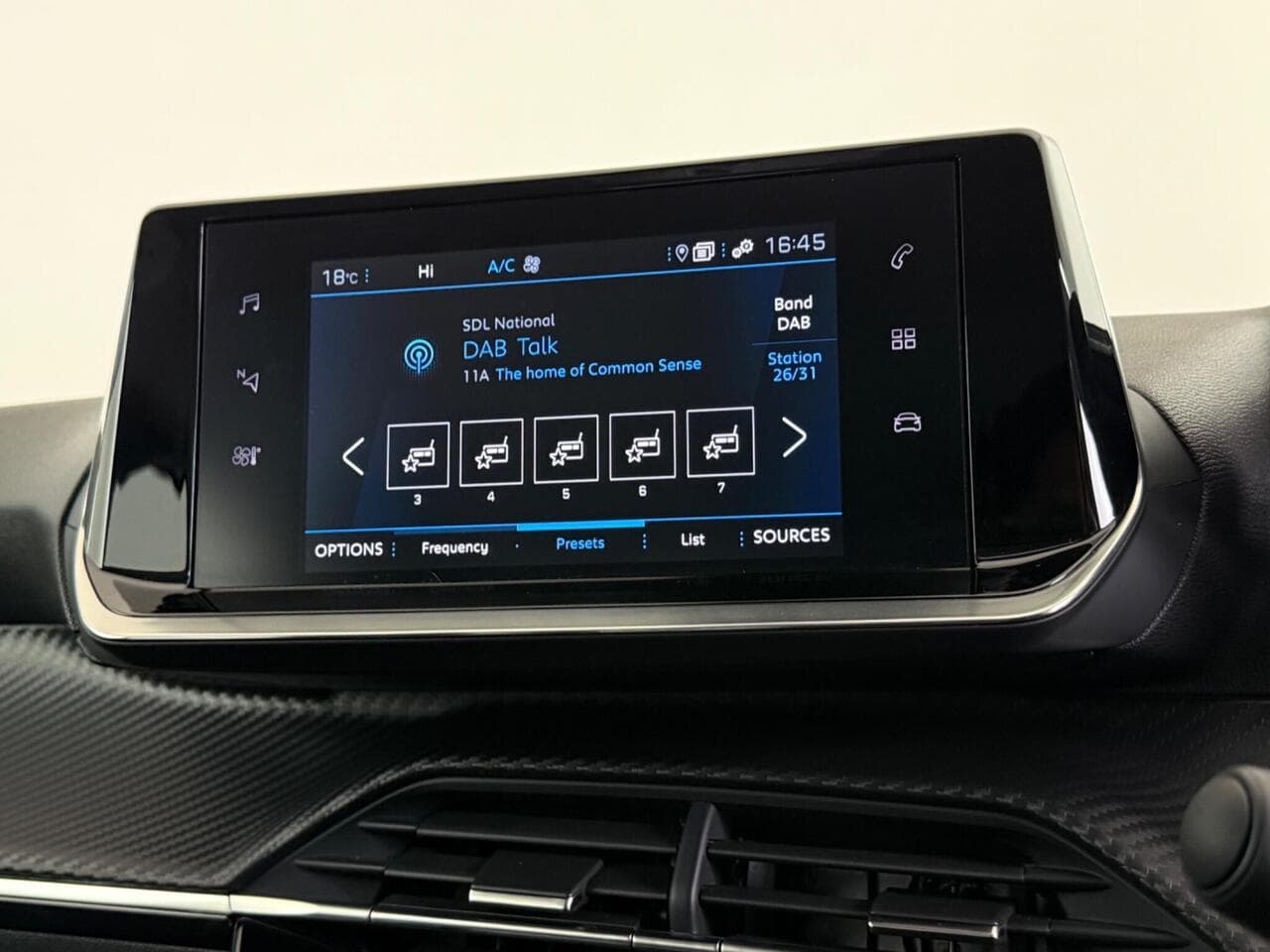 Peugeot 208 thumbnail Infotainment System