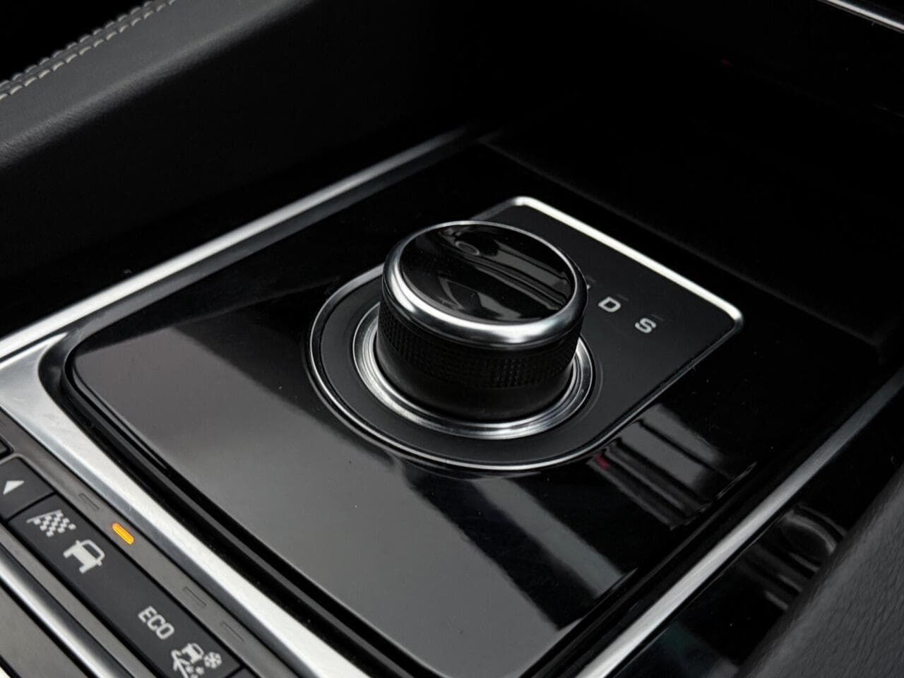 Jaguar F-PACE thumbnail Misc Controls