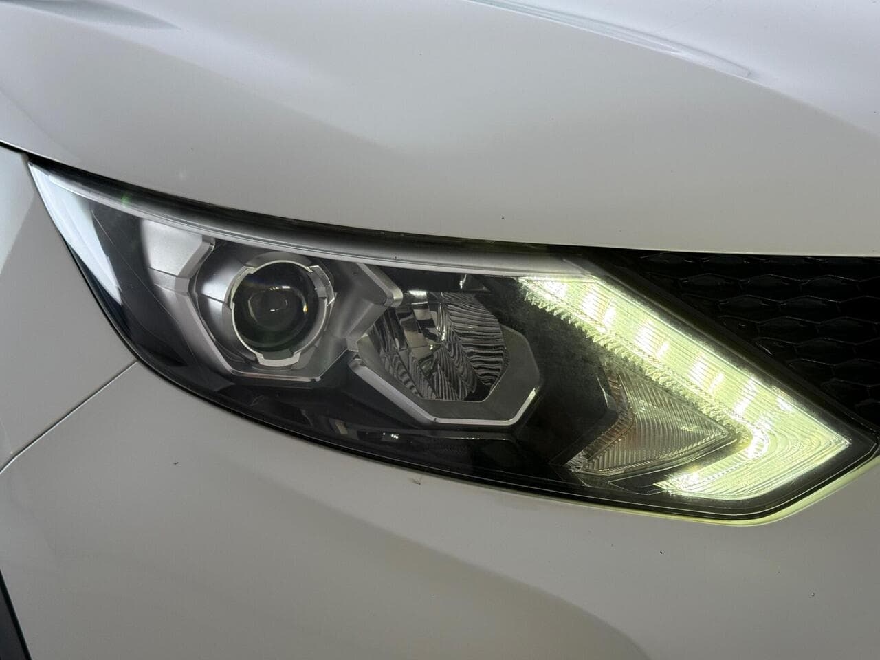 Nissan Qashqai thumbnail Lights Front