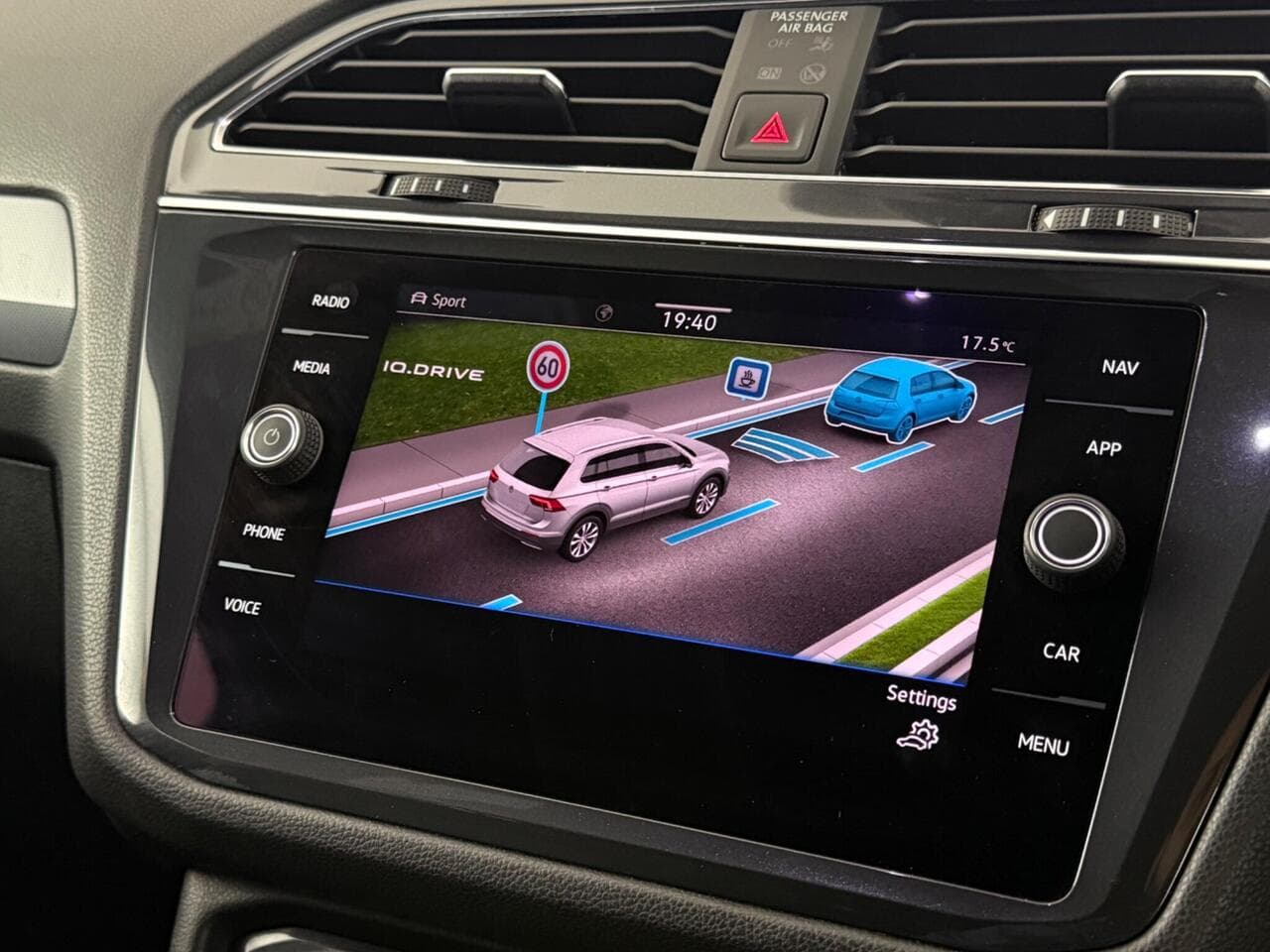 Volkswagen Tiguan Allspace thumbnail Infotainment System