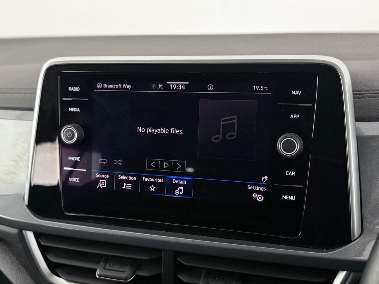 Volkswagen T-Roc thumbnail Infotainment System