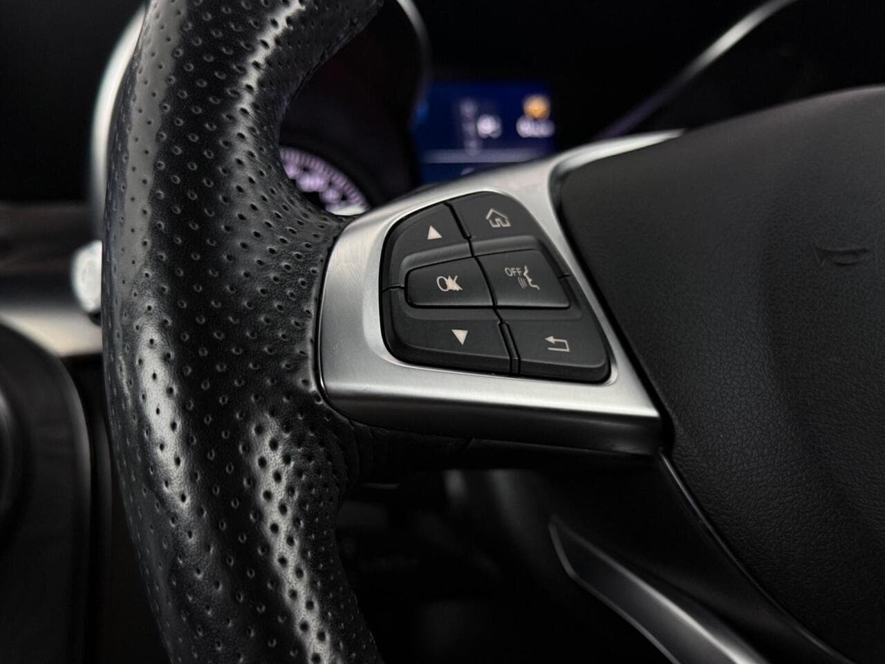 Mercedes-Benz C Class thumbnail Misc Controls