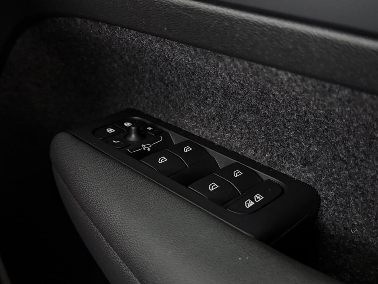 Volvo XC40 thumbnail Misc Controls