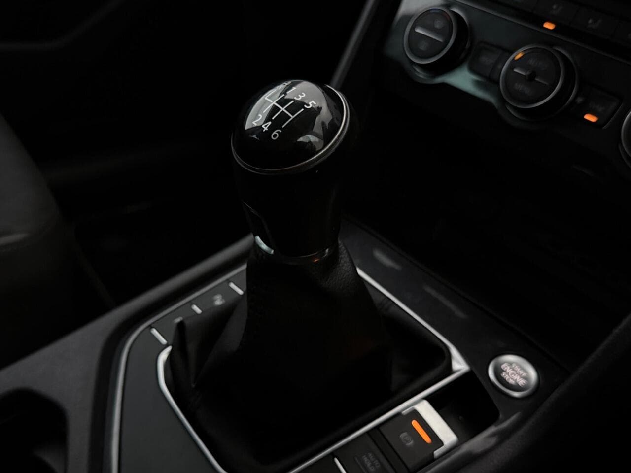 Volkswagen Tiguan thumbnail Interior Front