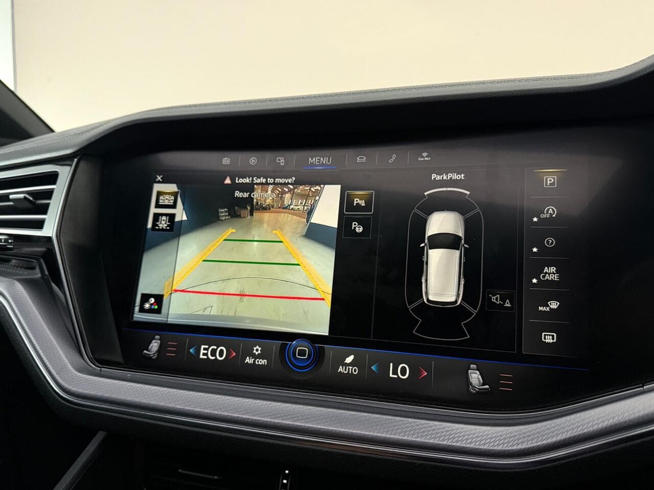Volkswagen Touareg thumbnail Infotainment System
