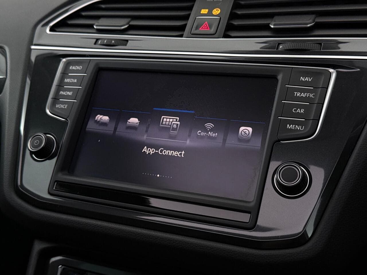 Volkswagen Tiguan thumbnail Infotainment System