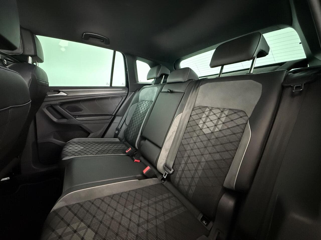 Volkswagen Tiguan thumbnail Seats Rear