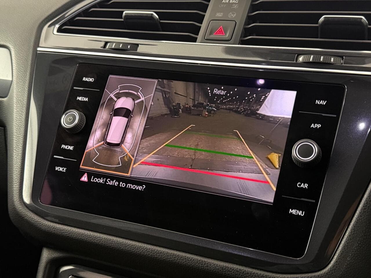 Volkswagen Tiguan Allspace thumbnail Infotainment System