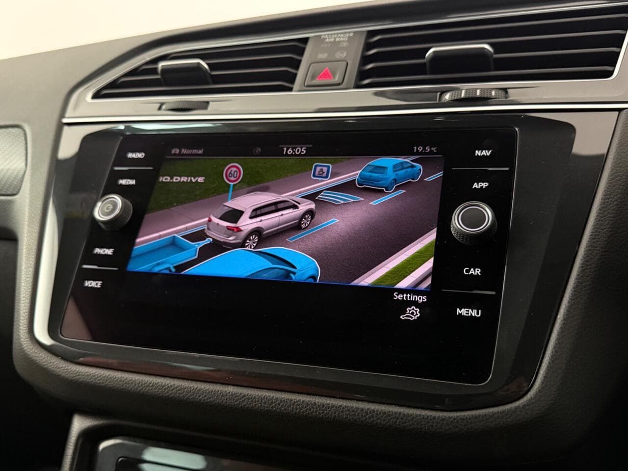 Volkswagen Tiguan thumbnail Infotainment System