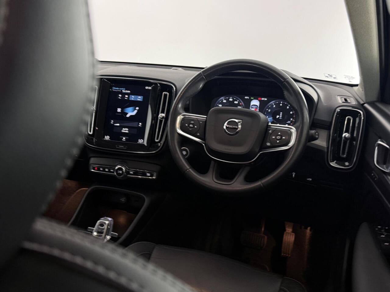 Volvo XC40 thumbnail Steering Wheel