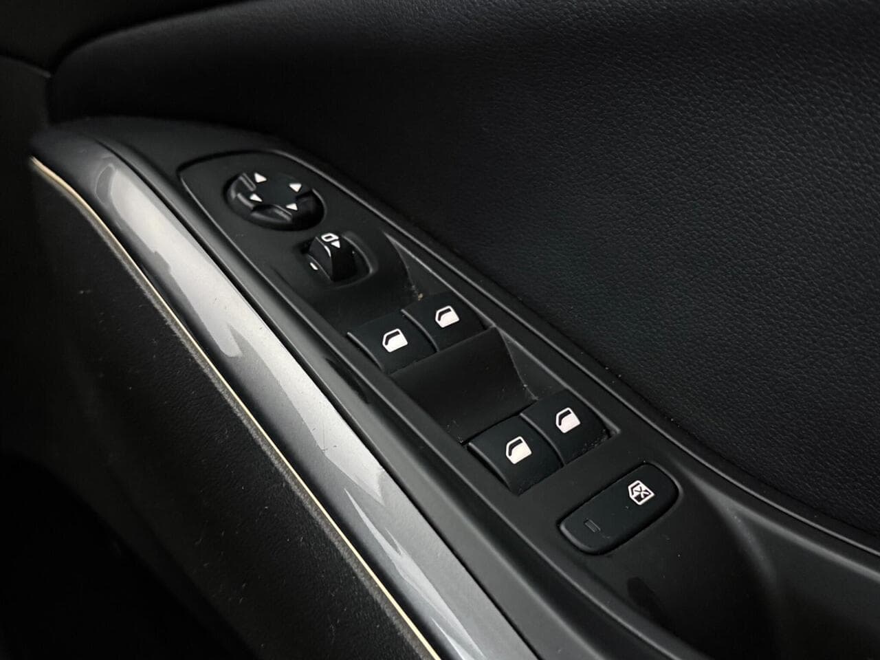Vauxhall Grandland X thumbnail Misc Controls
