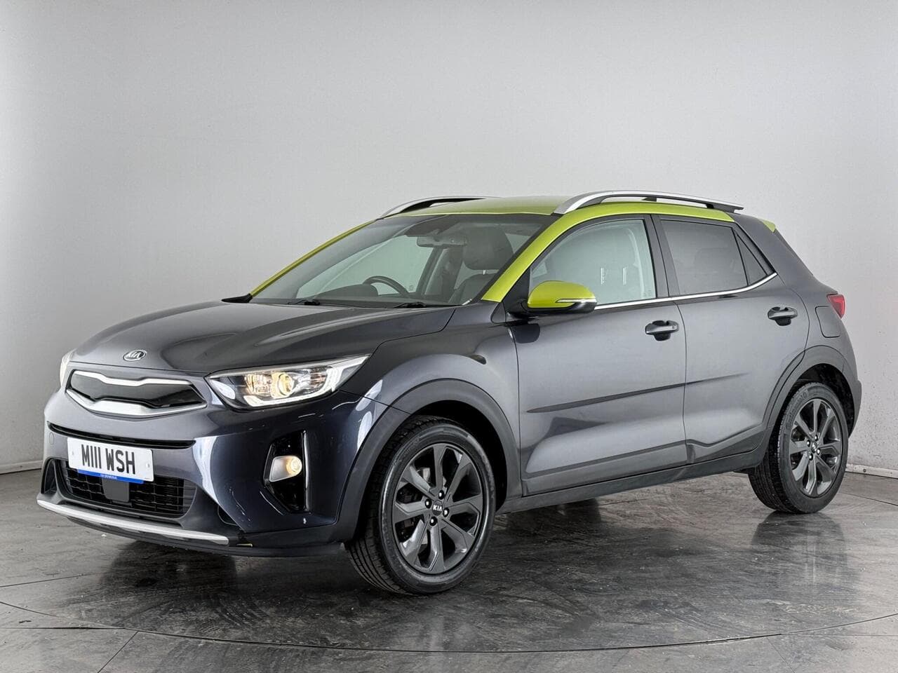 Kia Stonic thumbnail Front Left