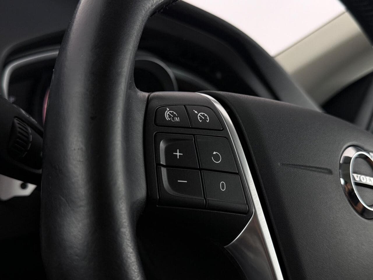 Volvo V40 thumbnail Misc Controls