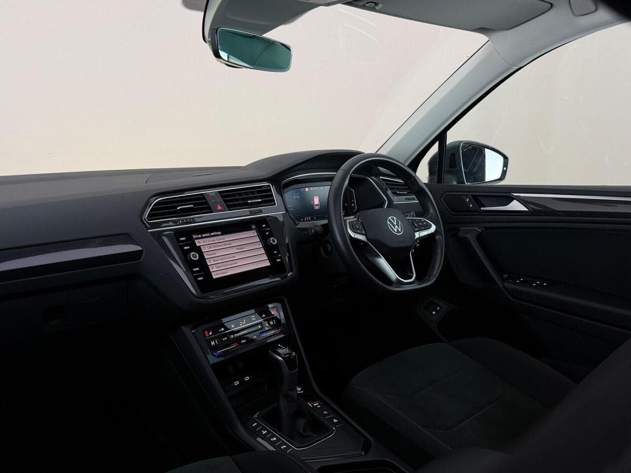 Volkswagen Tiguan thumbnail Interior Front