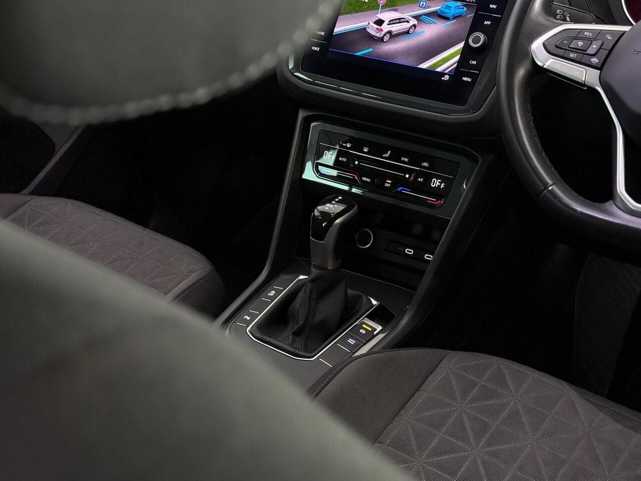 Volkswagen Tiguan thumbnail Interior Front