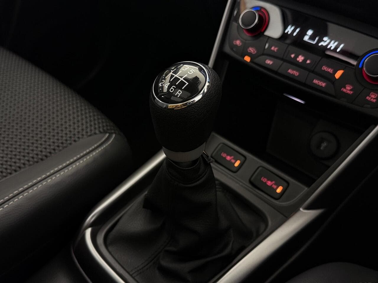 Suzuki S-Cross thumbnail Interior Front