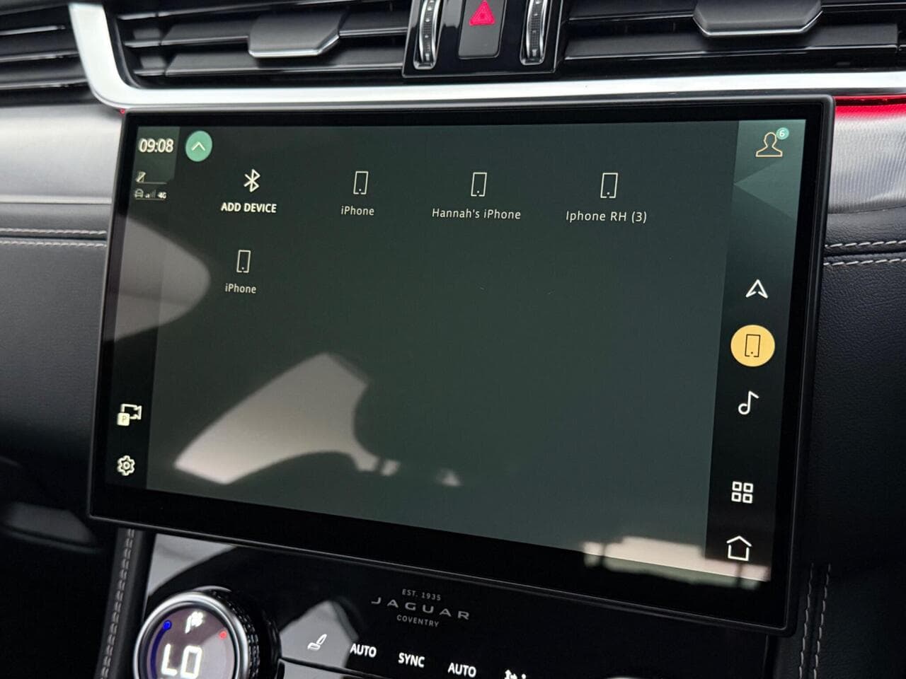 Jaguar F-PACE thumbnail Infotainment System