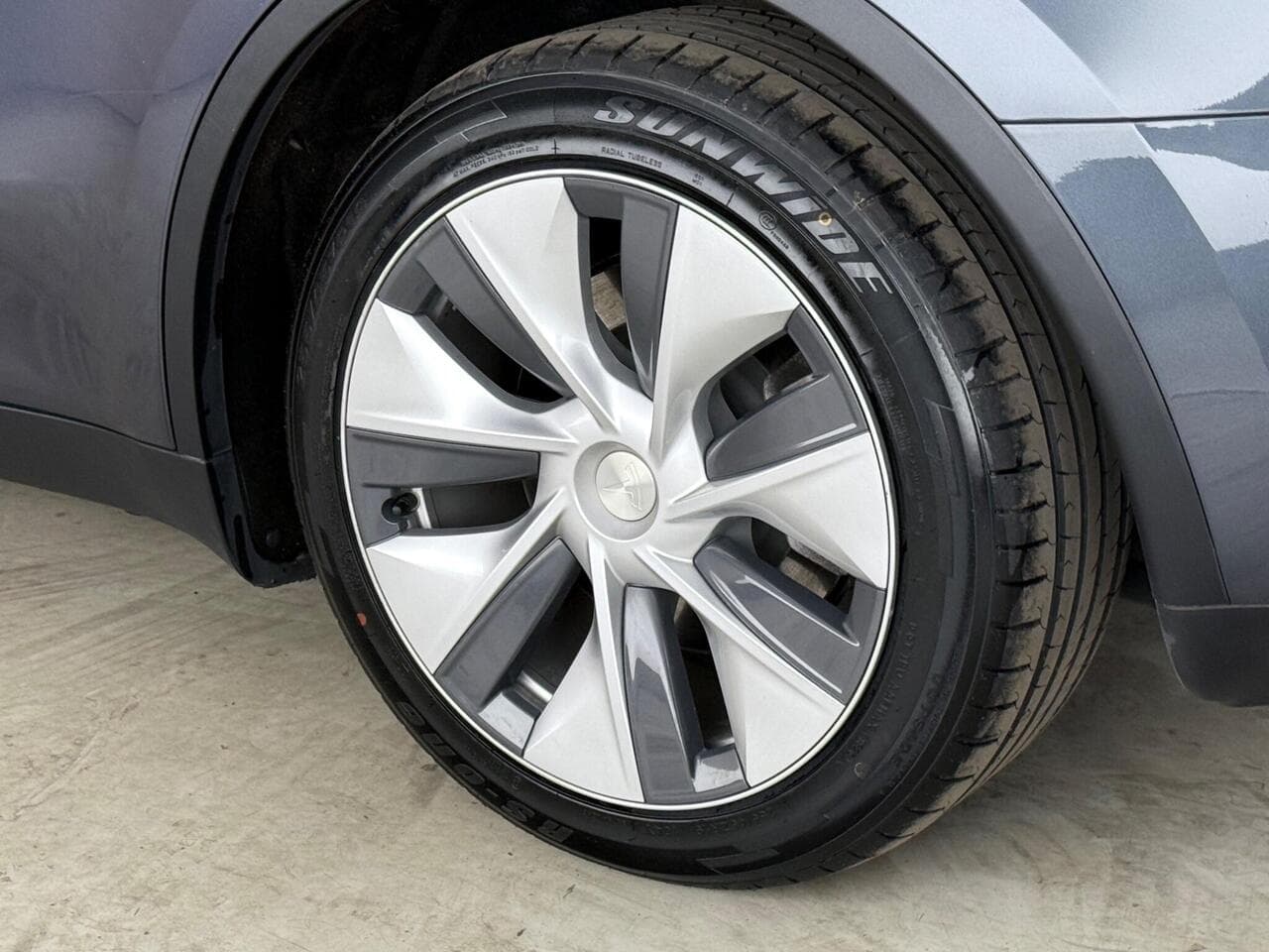 Tesla Model Y thumbnail Wheel