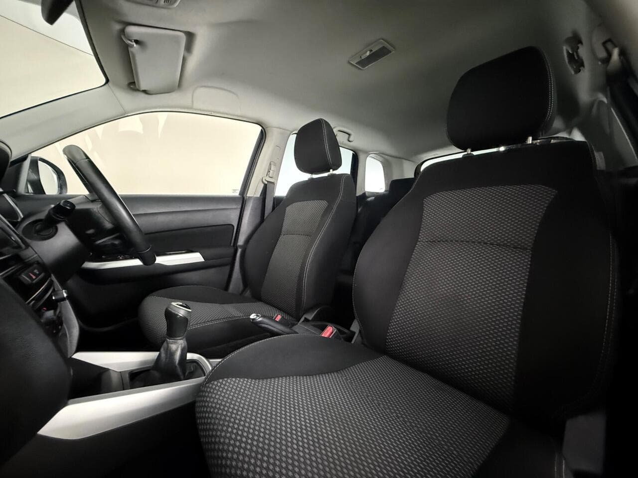 Suzuki Vitara thumbnail Seat Front Passenger