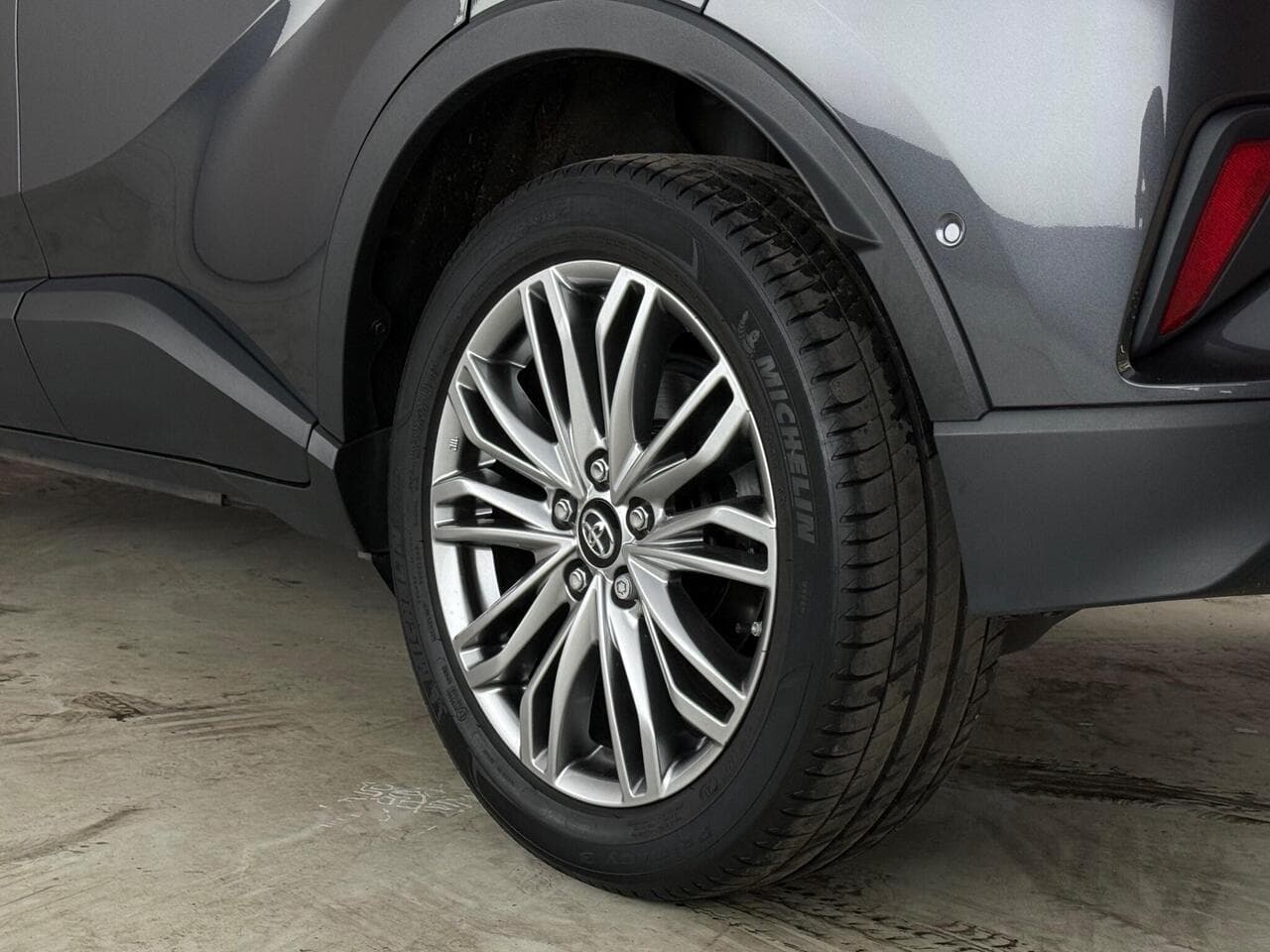 Toyota C-HR thumbnail Wheel