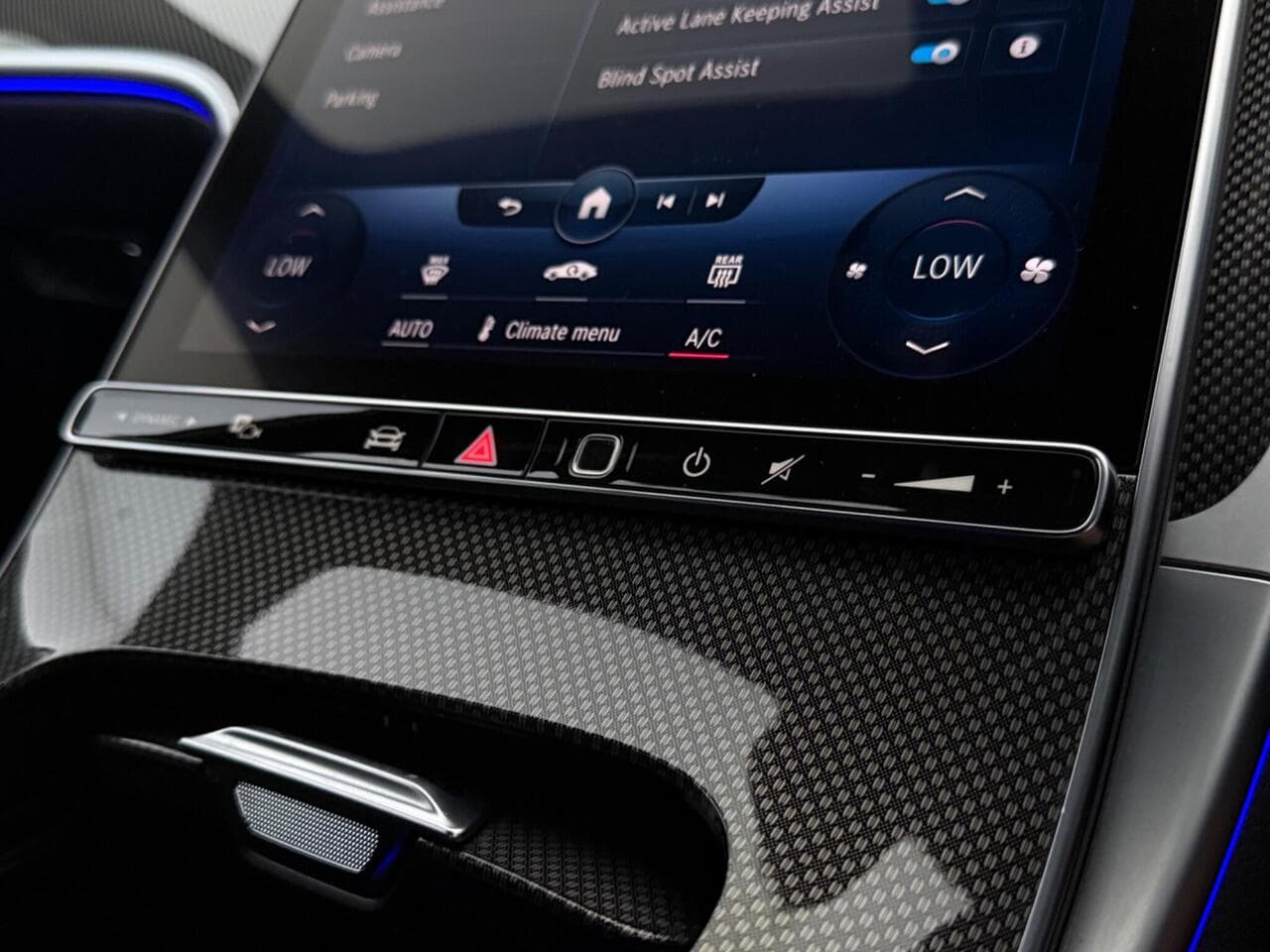 Mercedes-Benz C Class thumbnail Infotainment System
