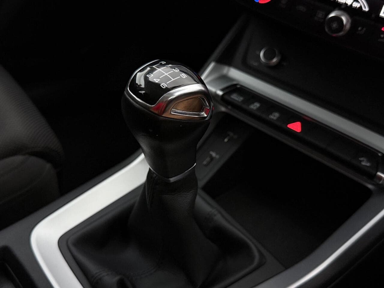 Audi Q3 thumbnail Interior Front
