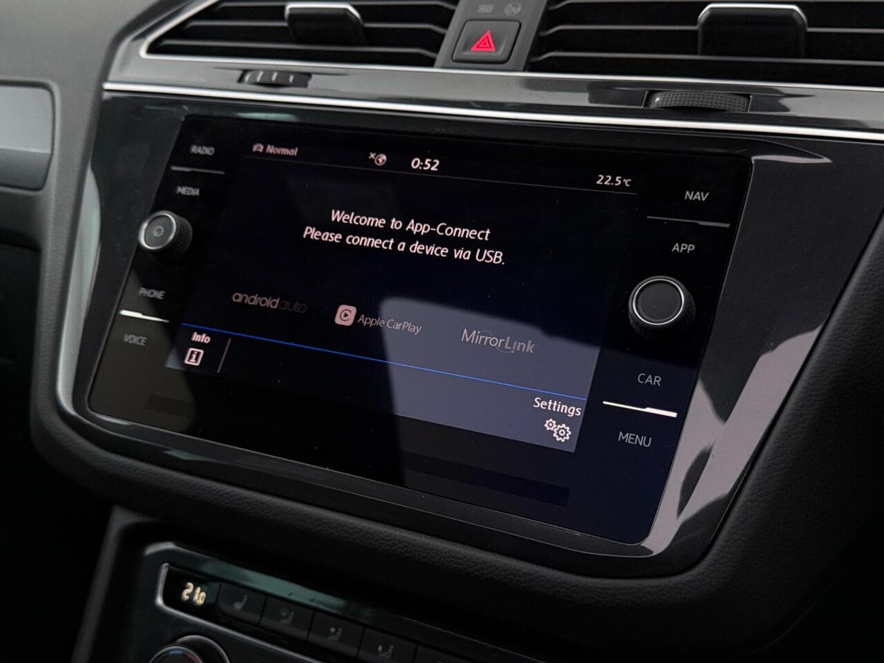 Volkswagen Tiguan thumbnail Infotainment System