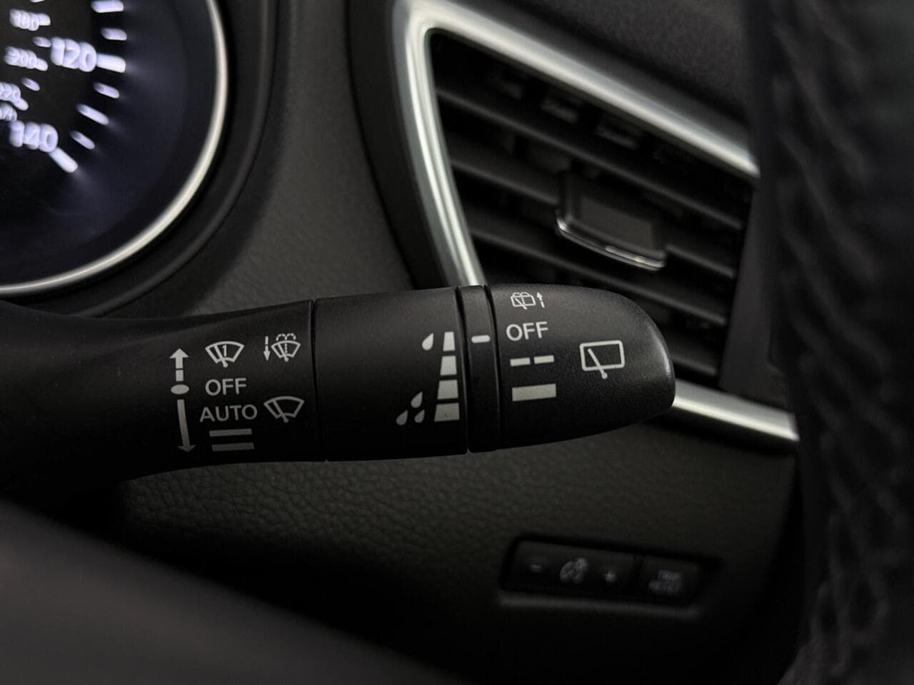 Nissan Qashqai thumbnail Misc Controls