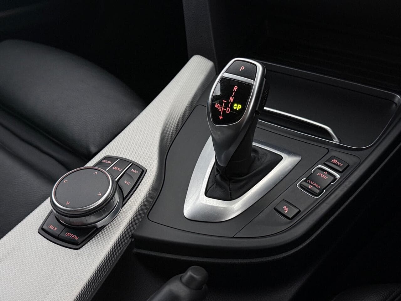 BMW 3 Series thumbnail Interior Front