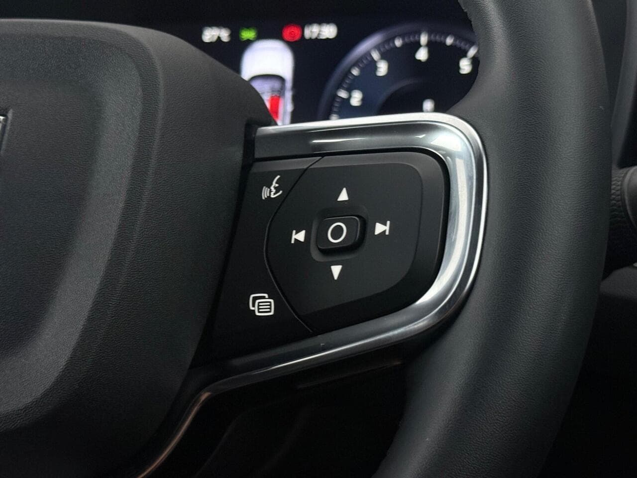 Volvo XC40 thumbnail Misc Controls