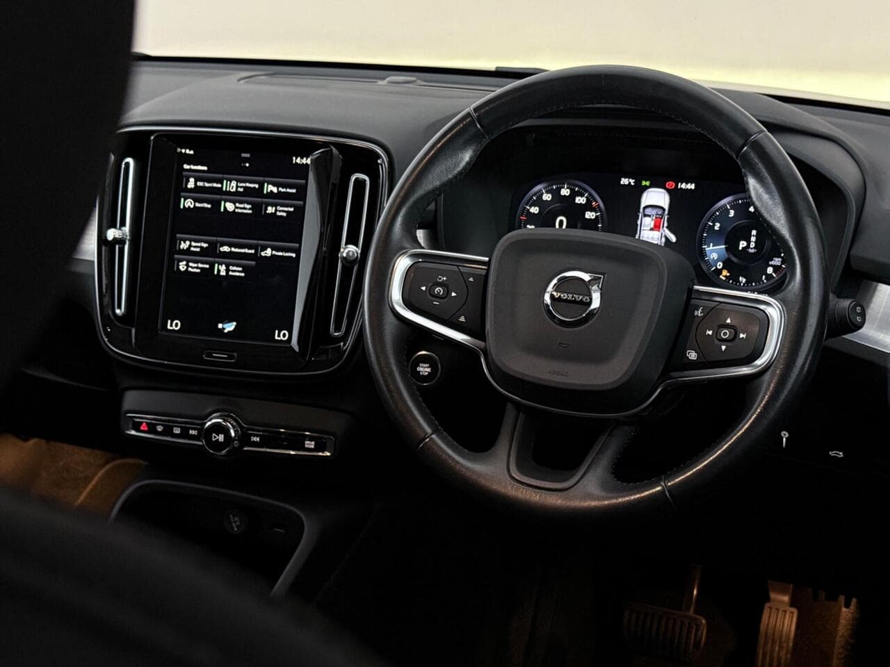 Volvo XC40 thumbnail Steering Wheel