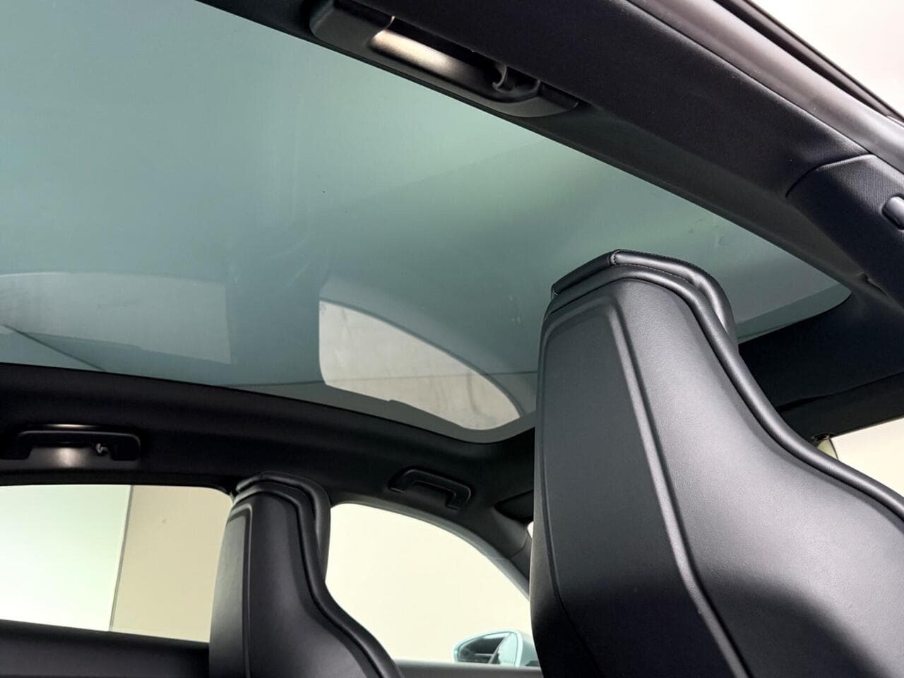 Porsche Taycan thumbnail Roof